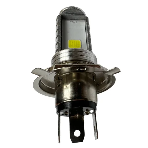 LED лампа H4 P43 12V для мотоцикла на білому фоні