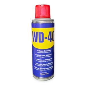 Універсальне мастило WD-40 200 мл на білому фоні